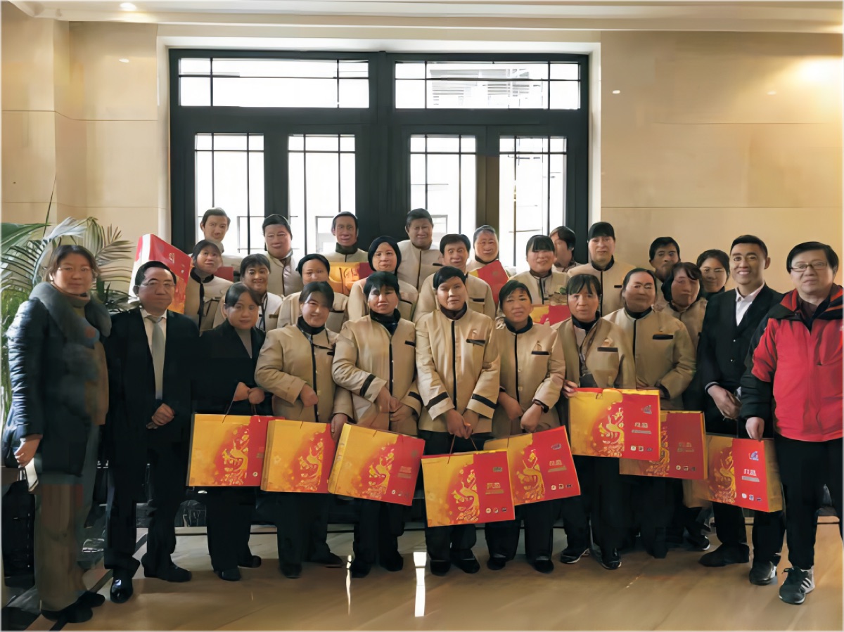 公司领导春节慰项目员工