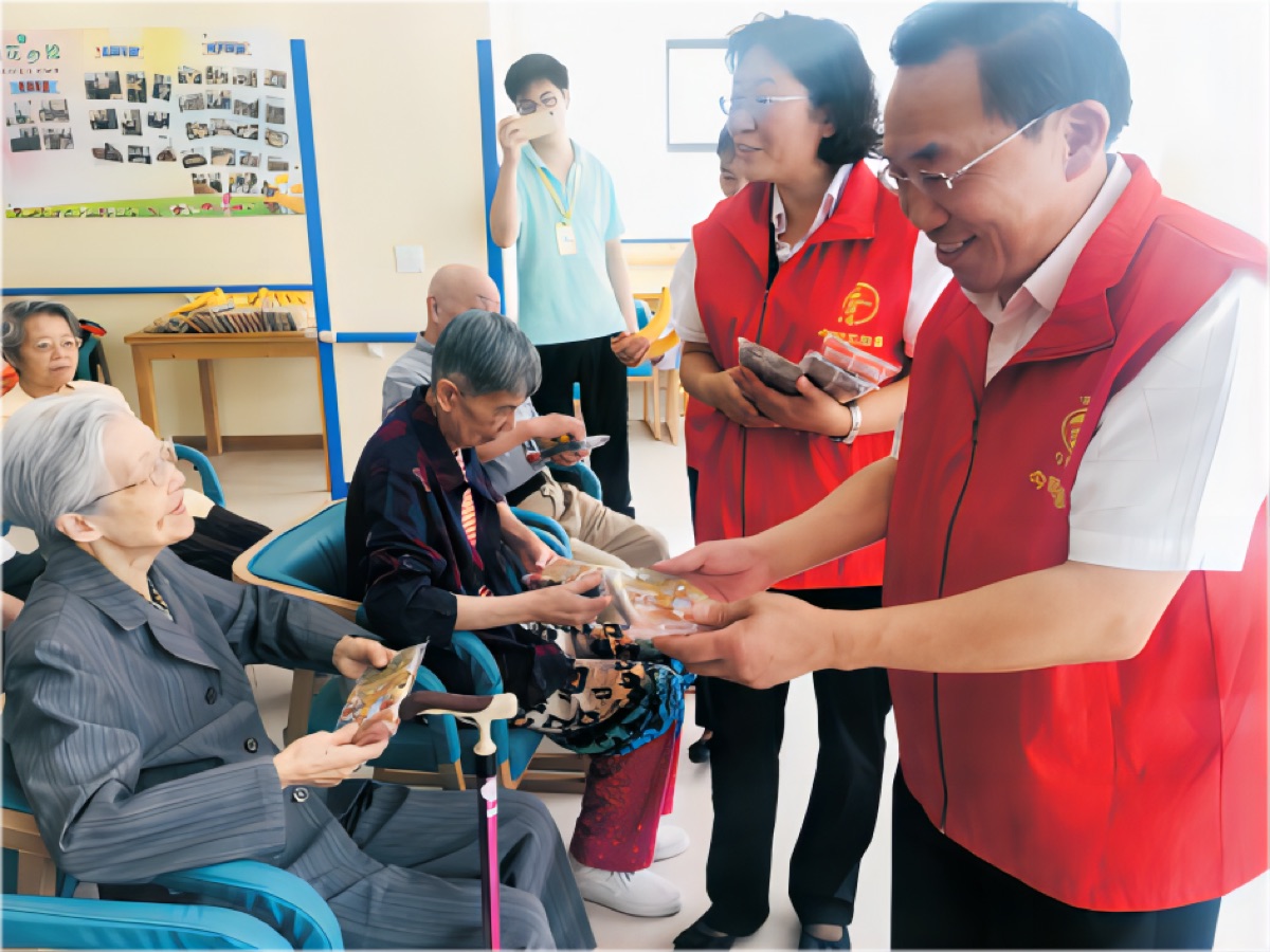 为老人送重阳糕